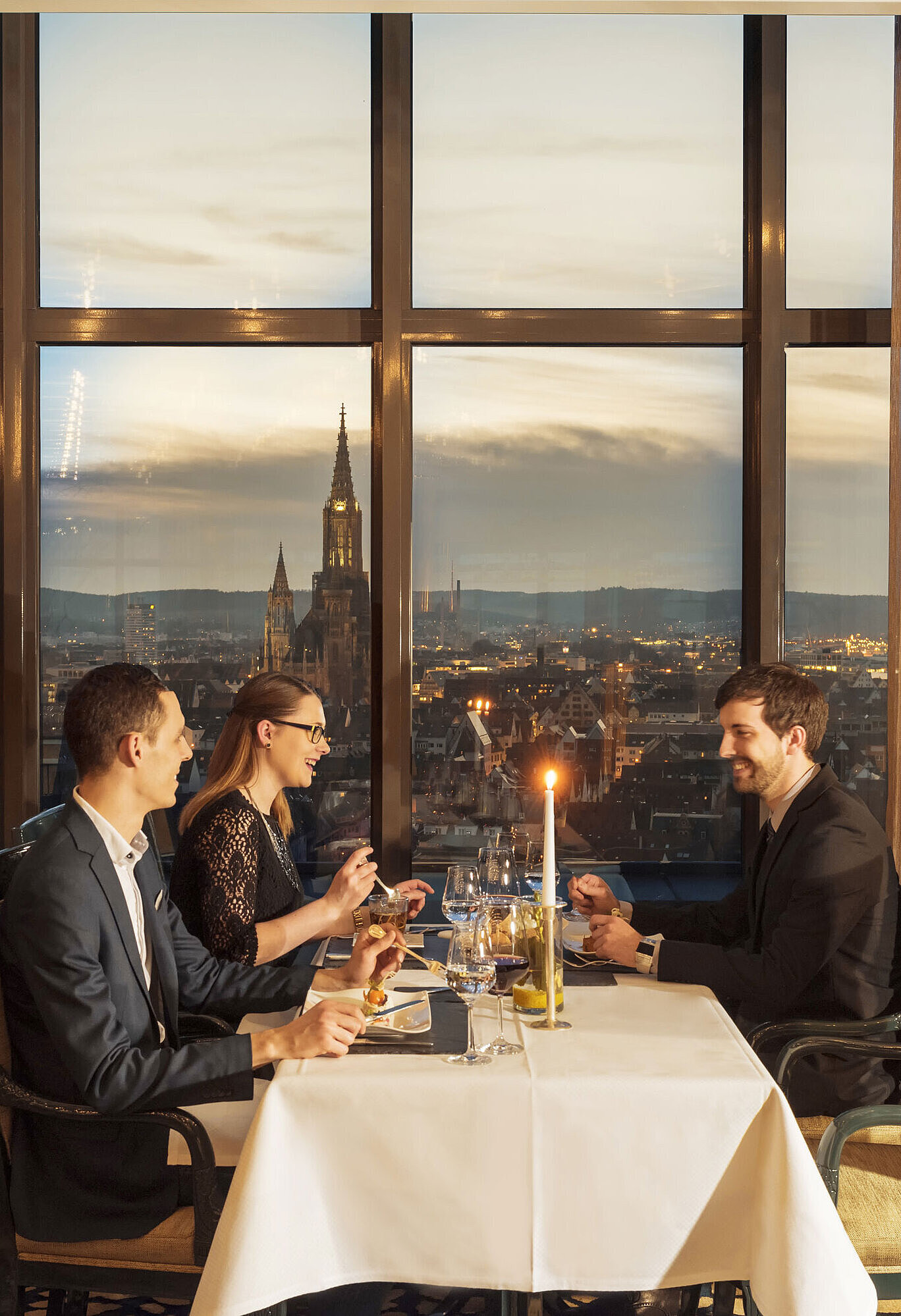 Restaurant "Panorama und Bastei" Gäste beim Abendessen mit Blick auf das Ulmer Münster im Restaurant des Maritim Hotel Ulm