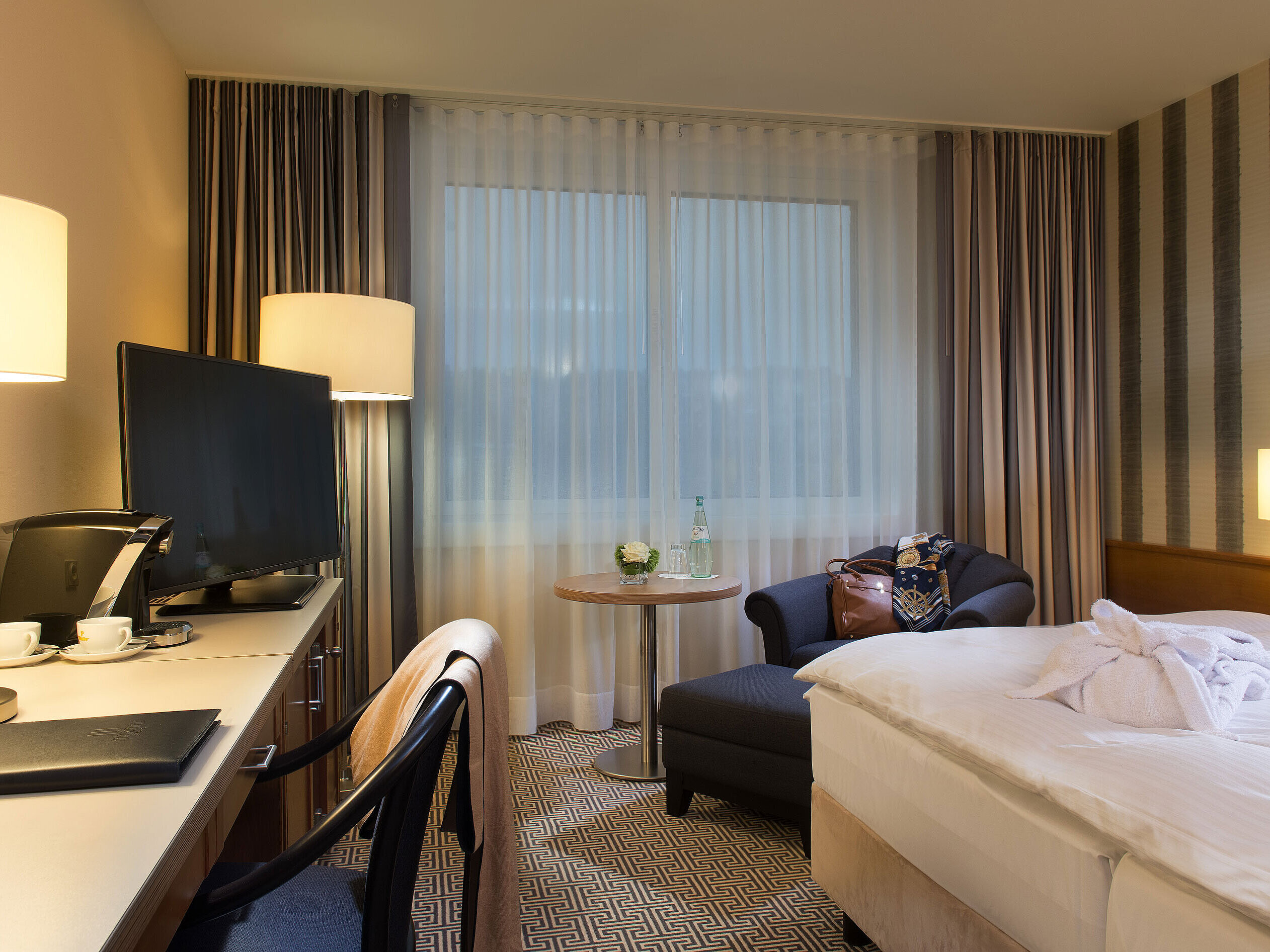 Superior Zimmer Doppelzimmer mit Sessel, Schreibtisch, Kaffeemaschine und Tageslicht im Maritim Hotel Stuttgart