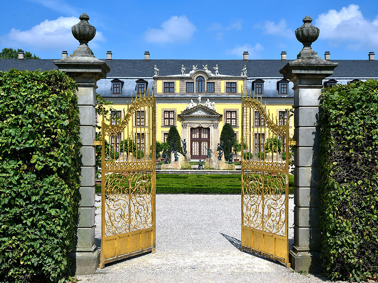 © Fineart Panorama - AdobeStock.com Geöffnetes goldenes Tor mit Blick auf das barocke Schloss Herrenhausen in Hannover