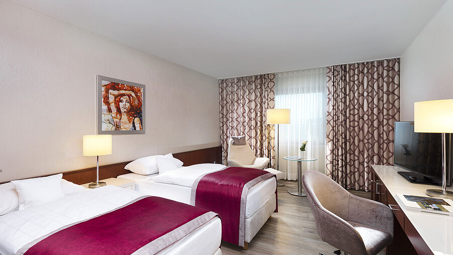 Hotelzimmer für Allergiker Zimmer für Allergiker im Maritim Hotel Bonn mit zwei Einzelbetten, Schreibtisch, TV und allergikerfreundlichem Bodenbelag.