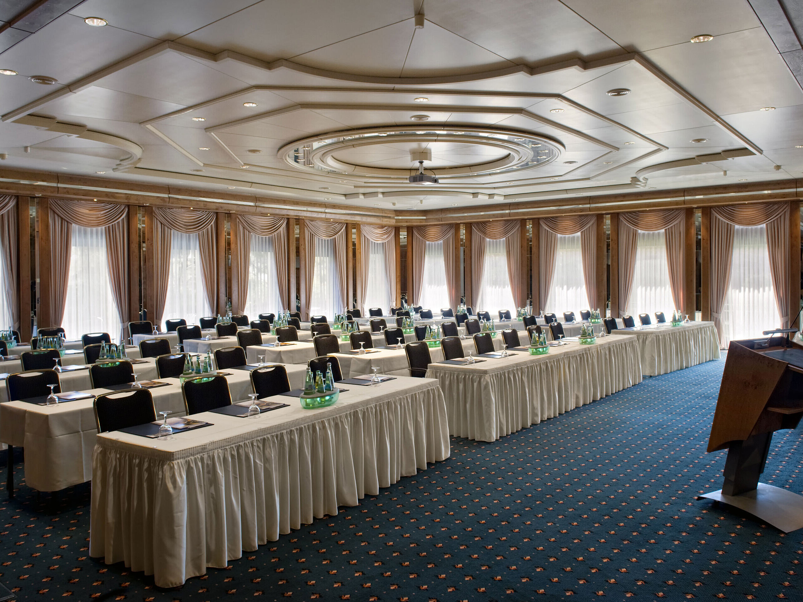 Saal Berlin Konferenzsaal mit Bühne, Tageslicht und moderner Ausstattung im Maritim Hotel Bad Salzuflen