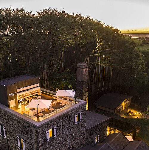 "The Nest" Roof-top Bar Eine stilvolle Dachterrasse des Hotels mit bequemen Sitzmöglichkeiten und einer atemberaubenden Aussicht bei Sonnenuntergang