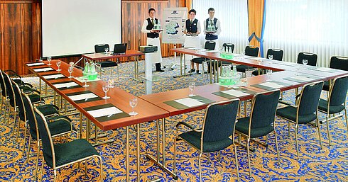 Tagungsraum Konferenzraum mit U-Form-Bestuhlung und freundlichem Service im Maritim Hotel Bad Salzuflen