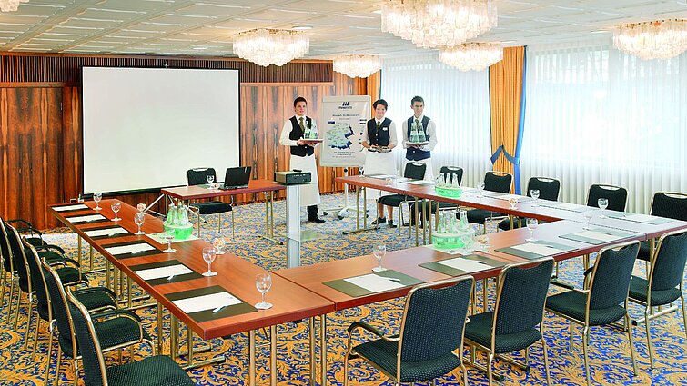 Tagungsraum Konferenzraum mit U-Form-Bestuhlung und freundlichem Service im Maritim Hotel Bad Salzuflen