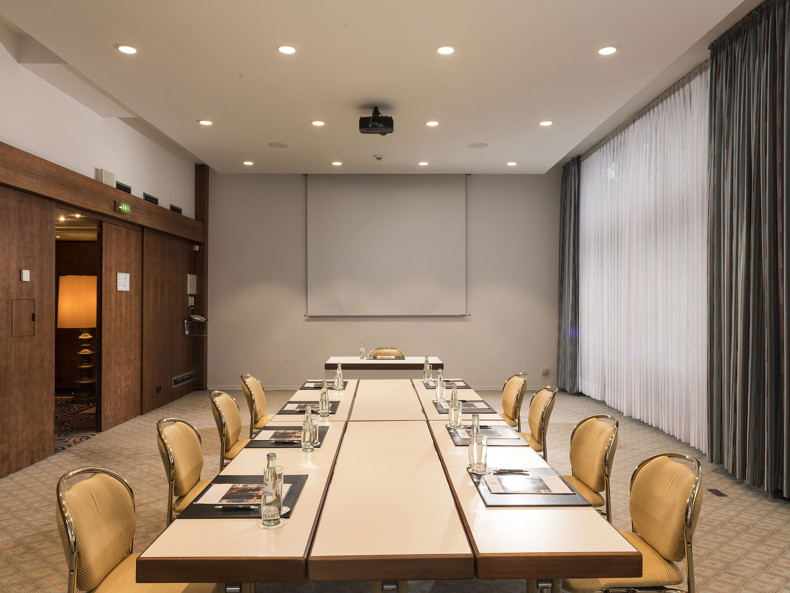 Salon Bonn Konferenzraum „Salon Bonn“ im Maritim Seehotel Timmendorfer Strand mit Besprechungstisch,Tageslicht und Präsentationsleinwand