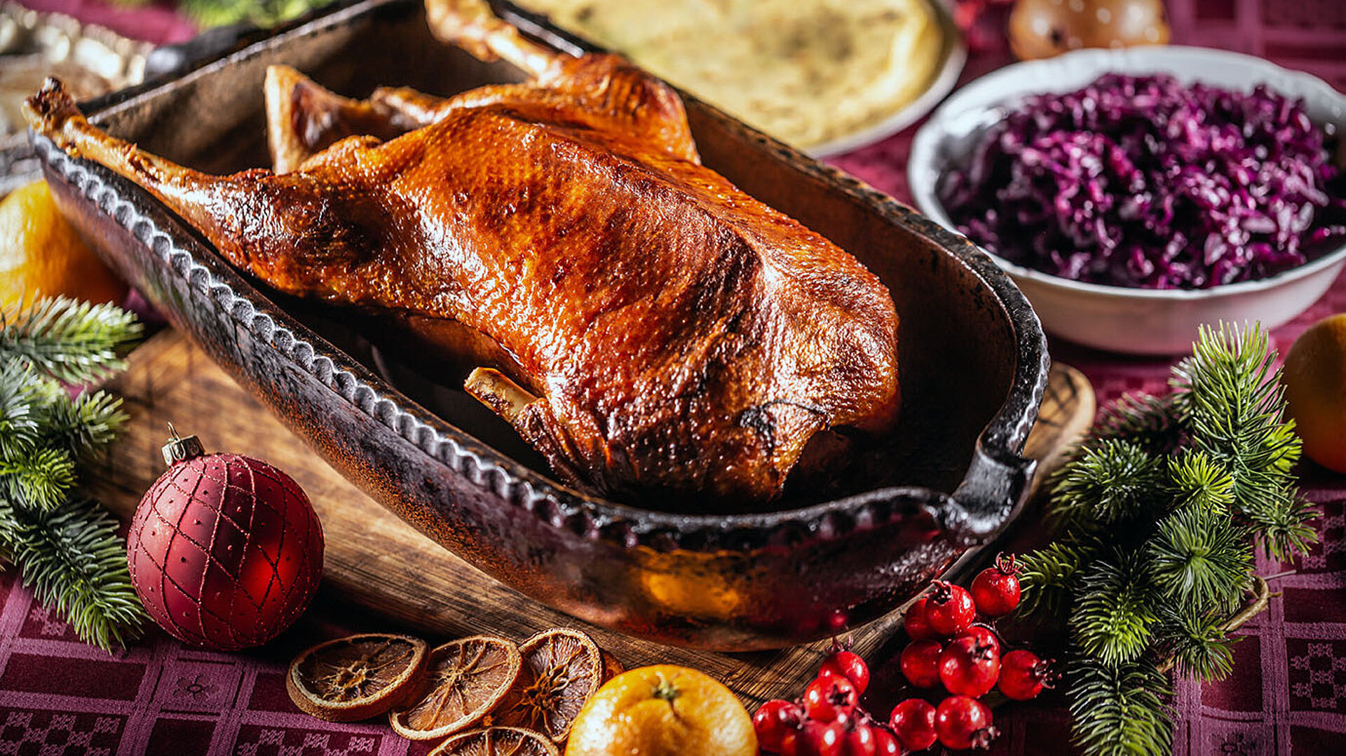 © weyo - AdobeStock.com Knusprig gebratene Gans mit Rotkohl und Klößen als festliches Weihnachtsgericht