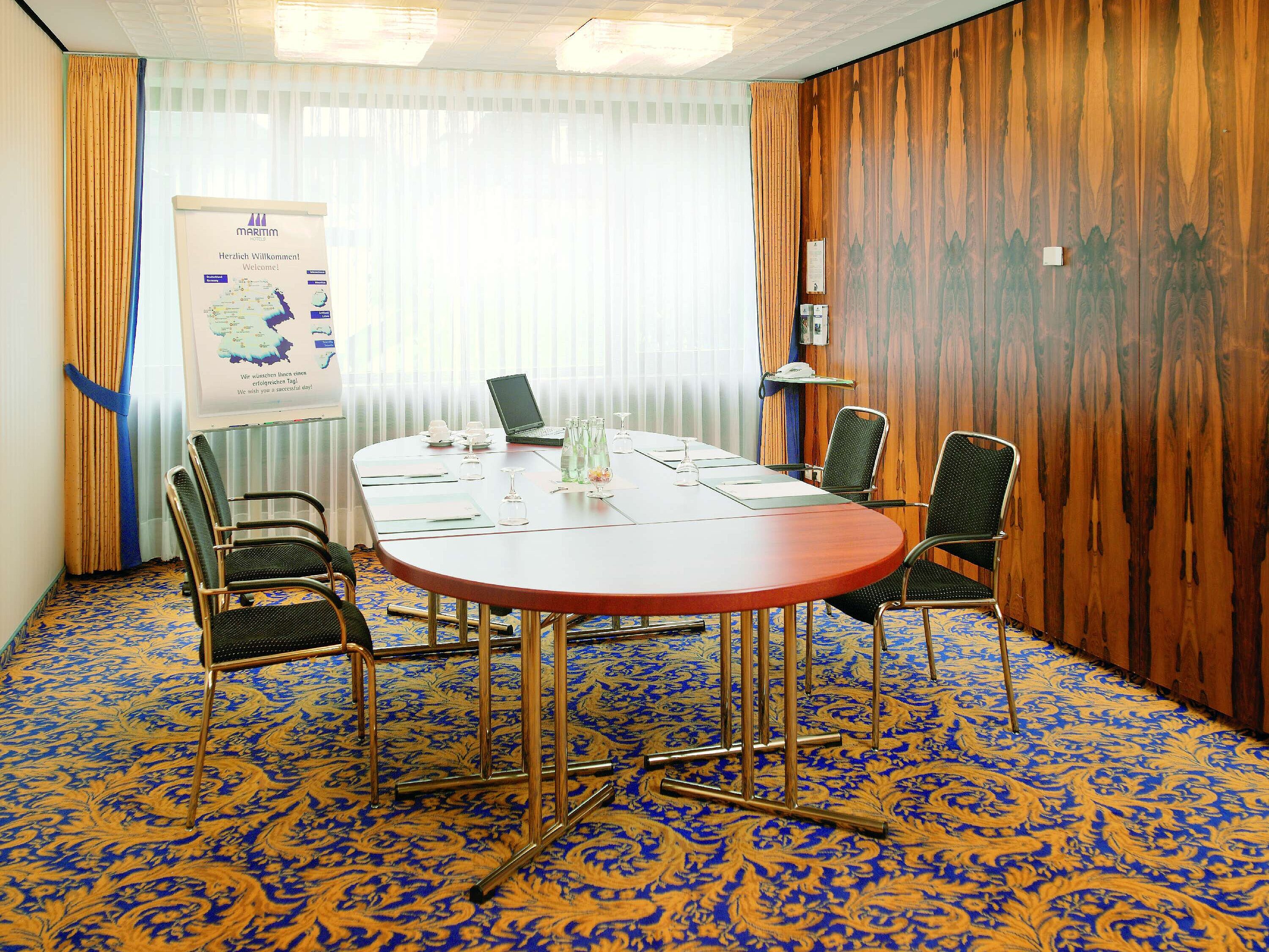 Tagungsraum Heller Tagungsraum mit Konferenztisch im Maritim Hotel Bad Salzuflen für kleine Meetings