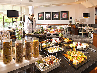 Frühstück Frühstücksbuffet im Maritim Hotel Bad Homburg mit frischen Speisen, Cerealien und einem freundlichen Koch