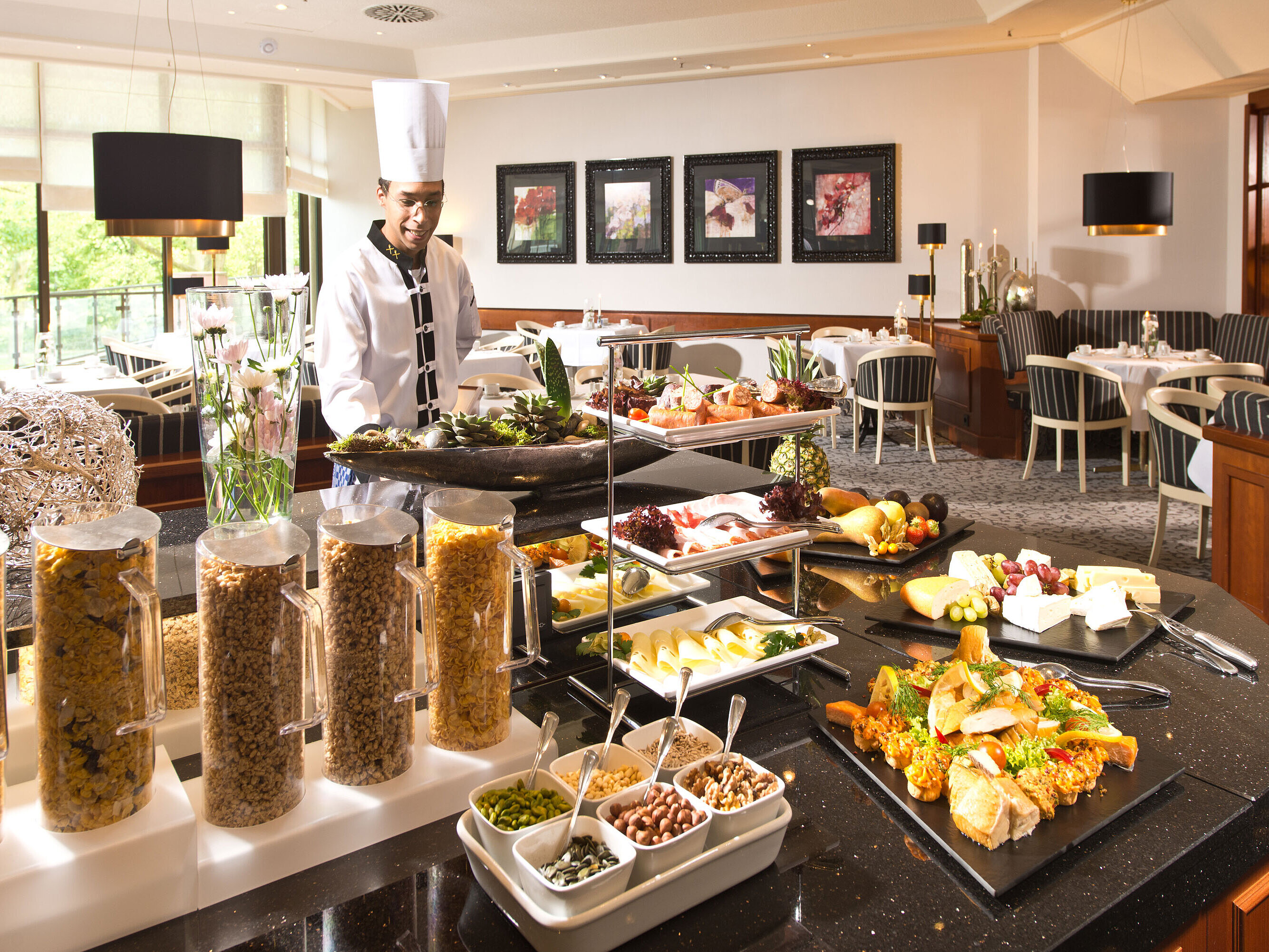 Frühstücksbuffet Frühstücksbuffet im Maritim Hotel Bad Homburg mit frischen Speisen, Cerealien und einem freundlichen Koch