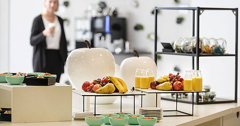 Tagungsfoyer Tagungspause im Maritim Hotel Frankfurt mit gesunden Snacks, frischem Obst und Saft in entspannter Lounge-Atmosphäre.