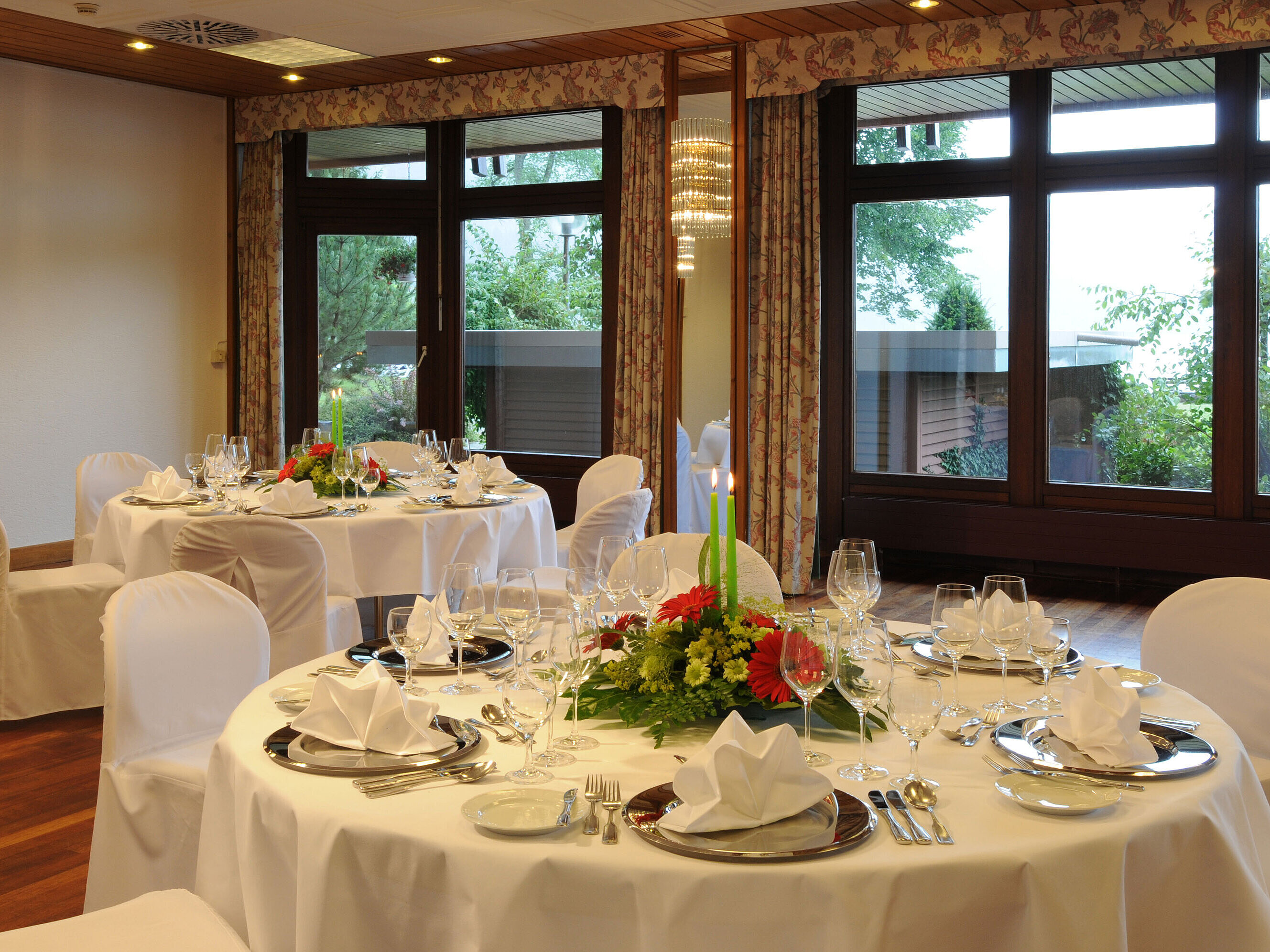 Salon Schauinsland Bankett runde Tische Detailaufnahme eines festlich gedeckten Tisches mit Blumenschmuck im Maritim Hotel Titisee