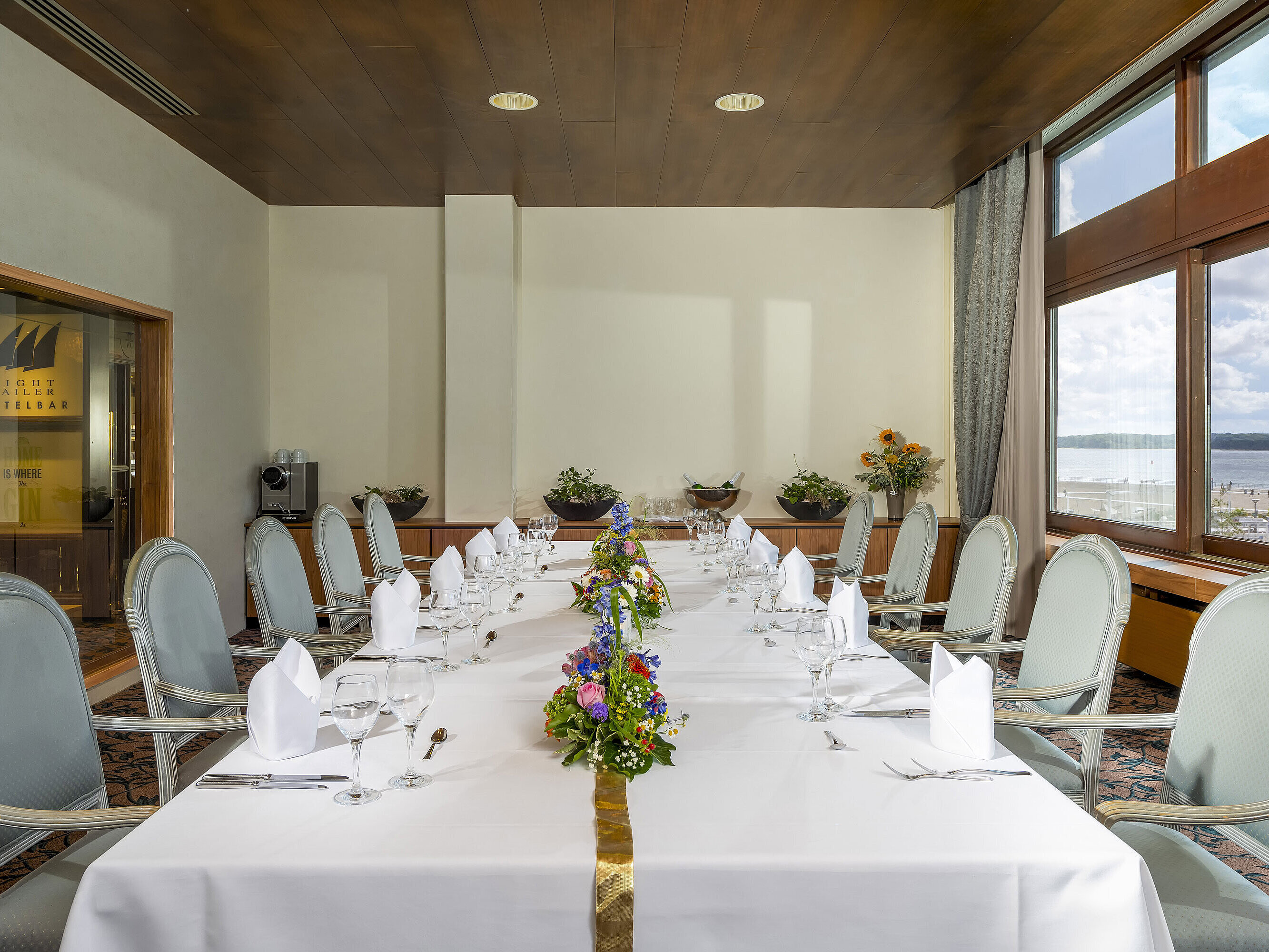 Salon Nürnberg Festlich gedeckter Raum im Maritim Hotel Travemünde mit Blick auf die Ostsee