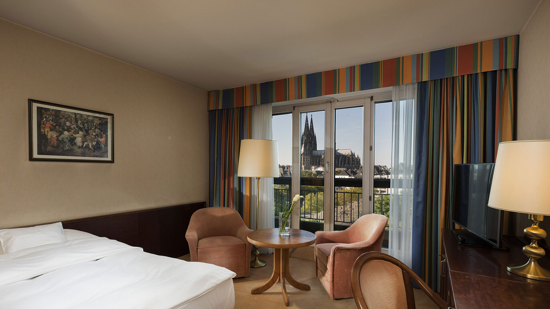 Superior Zimmer Superior-Zimmer im Maritim Hotel Köln mit Sitzbereich, komfortablem Bett und Blick auf den Kölner Dom.