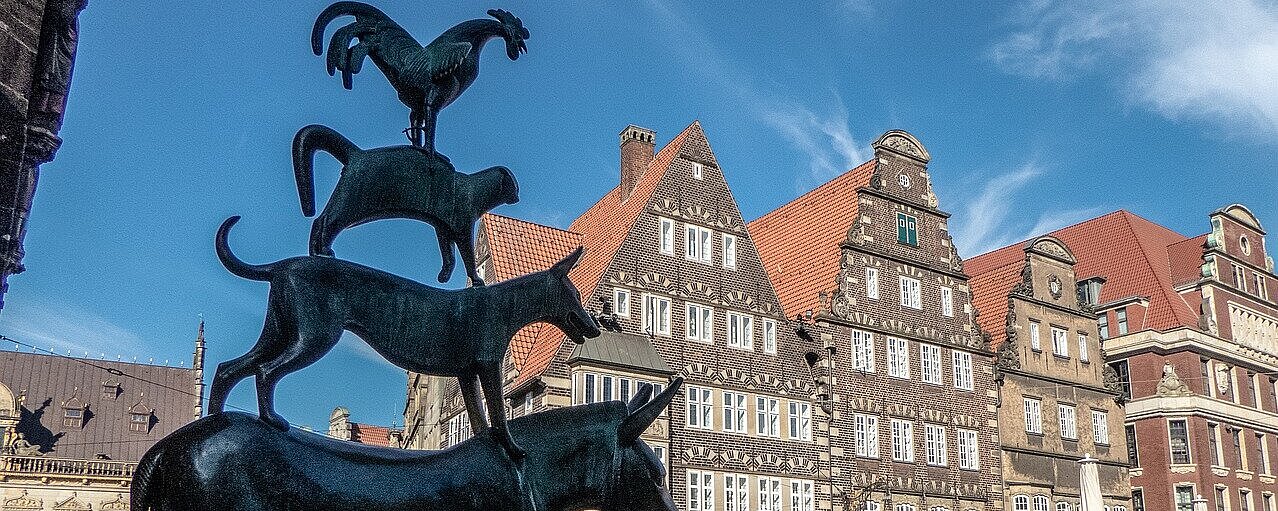 Bremer Stadtmusikanten Bronzeskulptur der Bremer Stadtmusikanten auf dem Marktplatz in Bremen vor historischen Gebäuden der Altstadt.