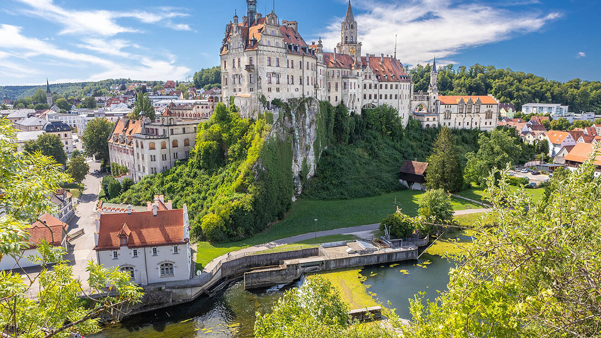 © sculpies - AdobeStock.com Blick auf Schloss Sigmaringen hoch über der Stadt mit malerischer Umgebung