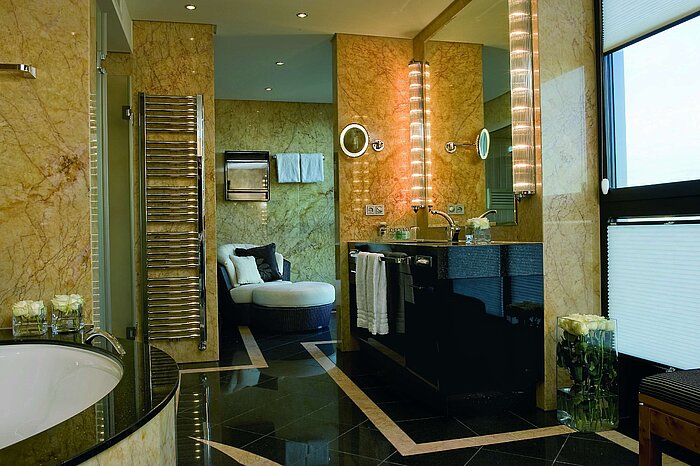 Badezimmer Luxuriöses Bad der Präsidentensuite im Maritim Düsseldorf mit Marmorwänden, moderner Ausstattung und eleganter Beleuchtung.