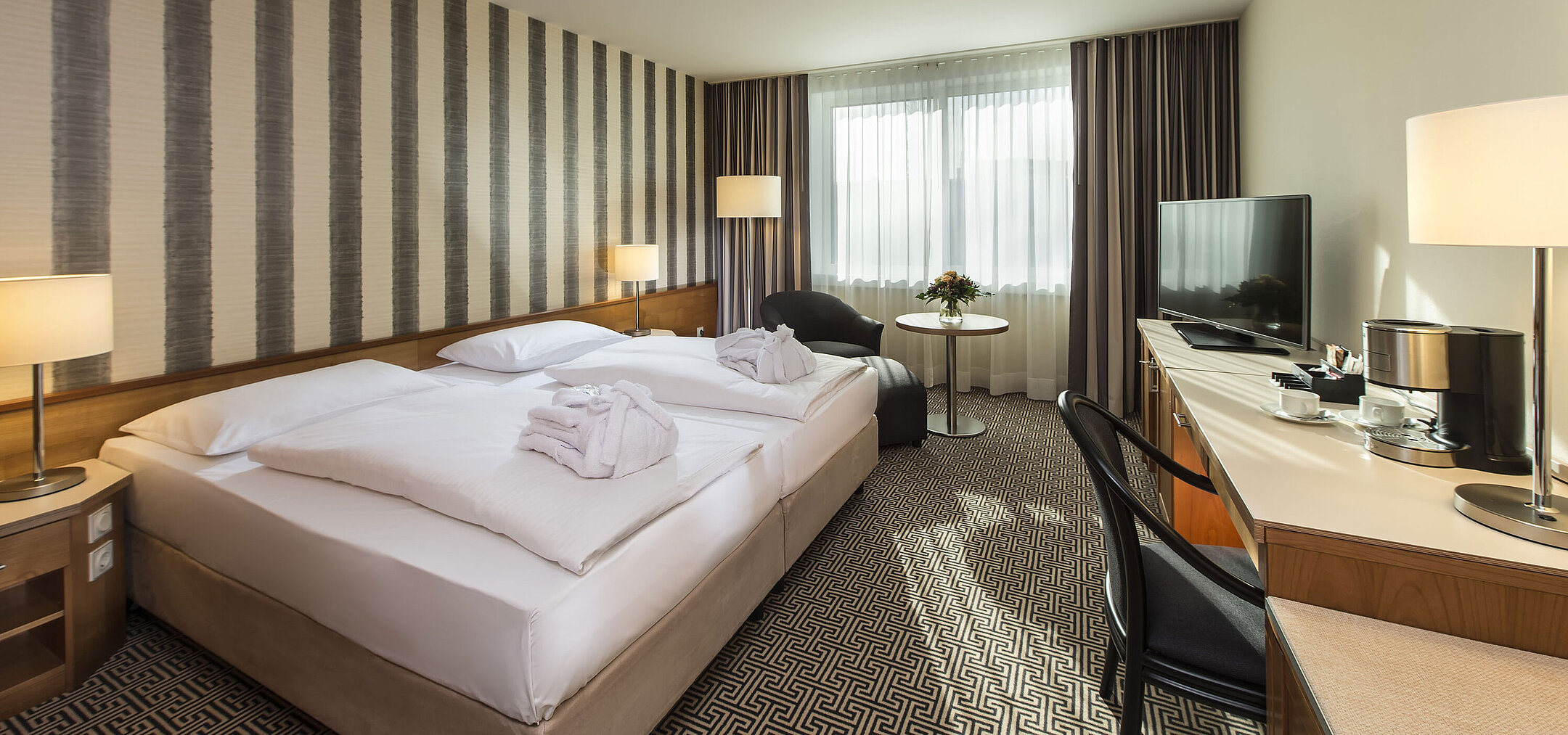 Superior Zimmer Helles Doppelzimmer mit Schreibtisch, Sesseln und großem Bett im Maritim Hotel Stuttgart