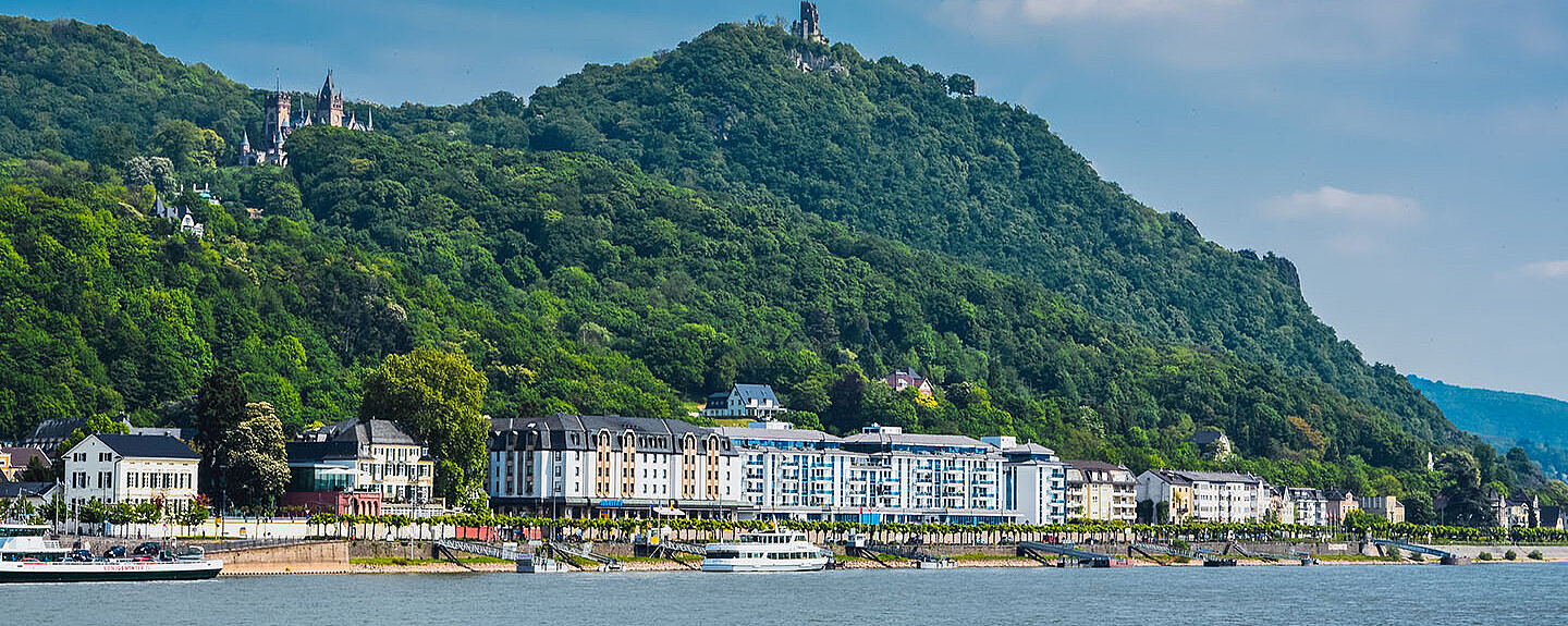 © dihetbo - AdobeStock.com Blick auf Königswinter am Rhein mit dem Drachenfels im Siebengebirge