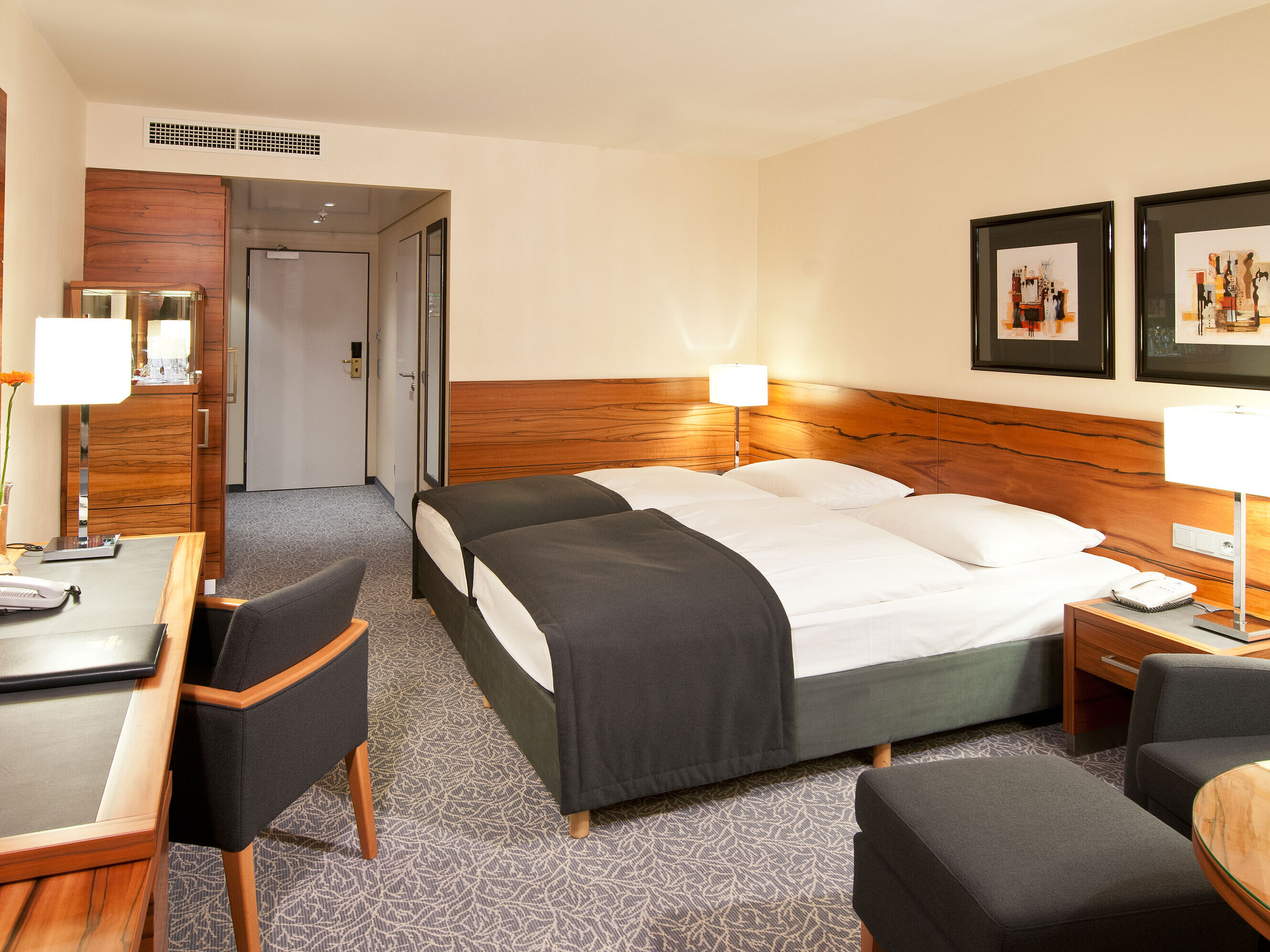 Classic Zimmer Doppelzimmer mit Holzdetails, Sitzgruppe und Schreibtisch im Maritim Hotel München