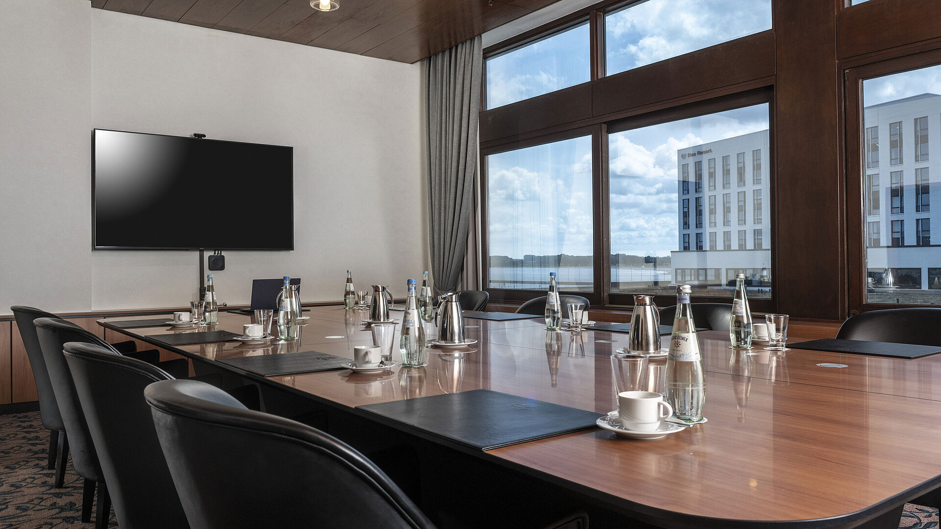 Salon Würzburg Moderner Konferenzraum mit großem Tisch, Seeblick und Technik im Maritim Hotel Travemünde