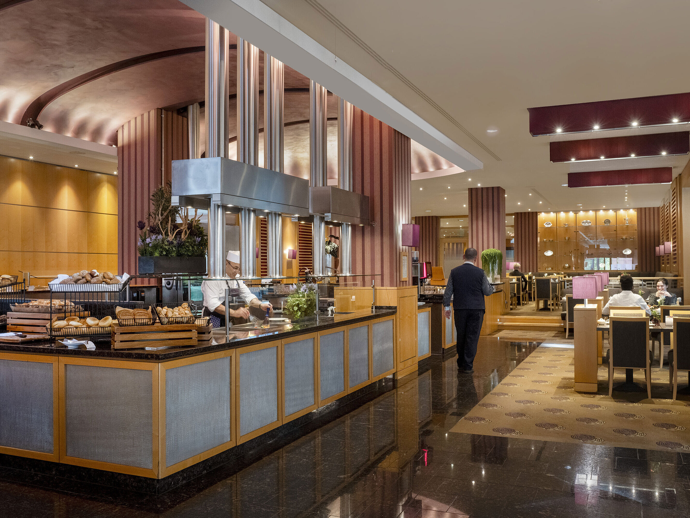 Restaurant Classico Frühstücksbereich im Maritim Hotel Düsseldorf mit Live-Cooking-Station, frischen Backwaren und eleganter Einrichtung.