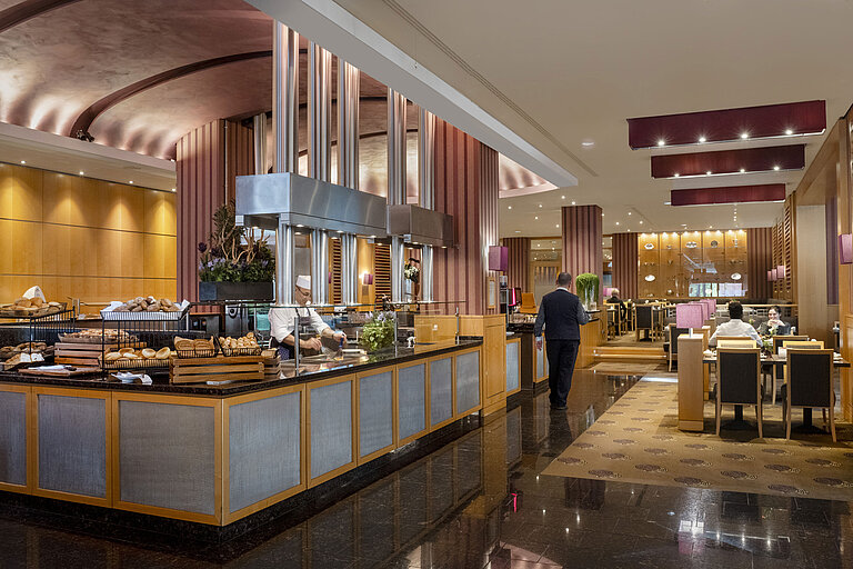 Restaurant Classico Frühstücksbereich im Maritim Hotel Düsseldorf mit Live-Cooking-Station, frischen Backwaren und eleganter Einrichtung.