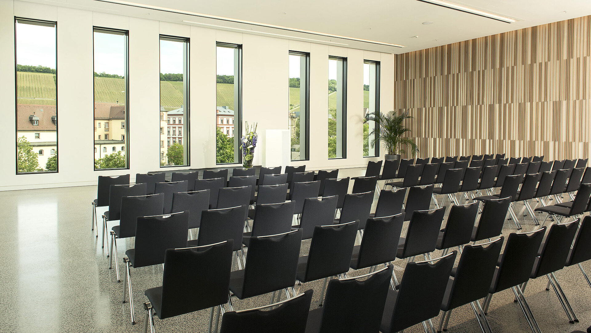 Konferenzraum 13 Moderner Veranstaltungsraum im Maritim Hotel Würzburg mit Blick auf Weinberge und große Fenster
