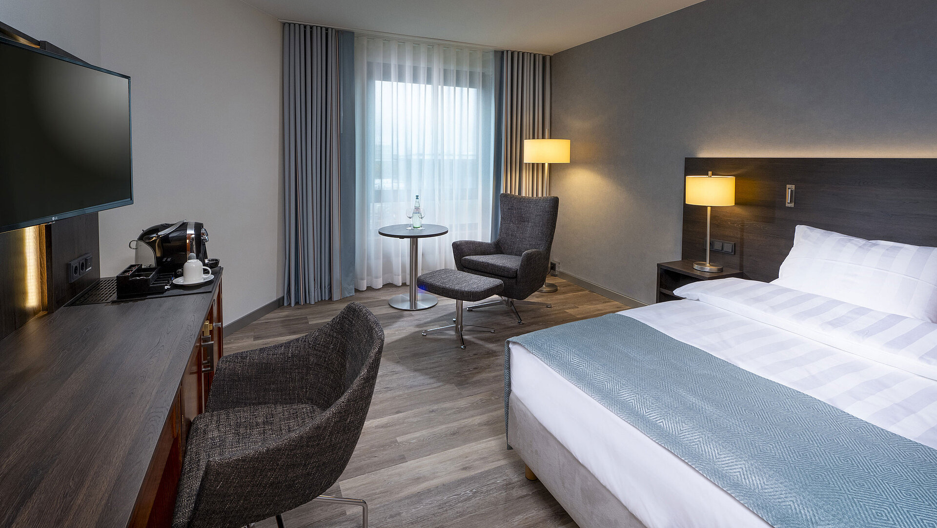 Superior Queen Zimmer Modern eingerichtetes Superior Queen Zimmer mit Schreibtisch, Fernseher, Sitzbereich und komfortablem Bett im Maritim Bremen.