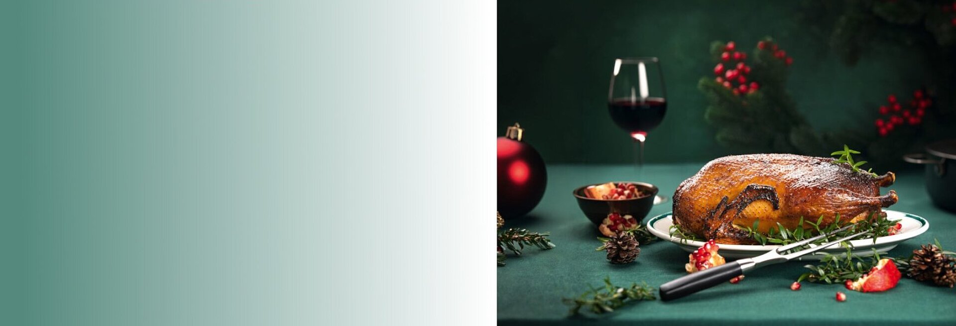 Gans © fortyforks - AdobeStock.com Festlich gedeckter Tisch mit gebratener Gans, Beilagen, Rotwein und weihnachtlicher Dekoration