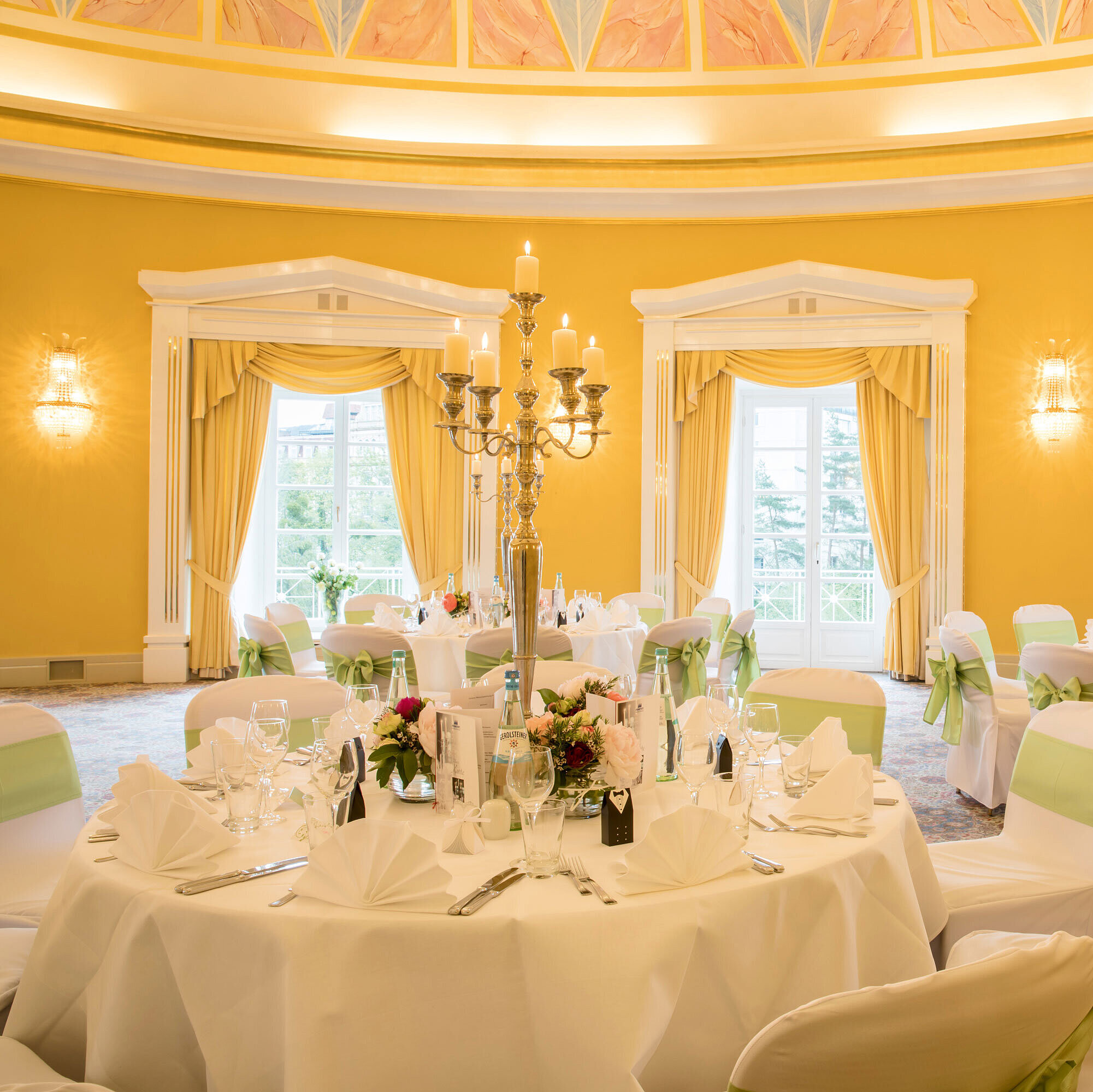 Fürst-Karl-Kuppelsaal Festlich gedeckter Saal mit weißen Hussen und grünen Schleifen für Hochzeiten im Maritim Hotel Bad Wildungen