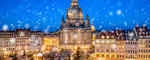 © eyetronic - AdobeStock.com Weihnachtsmarkt am Neumarkt in Dresden mit der beleuchteten Frauenkirche im Schnee