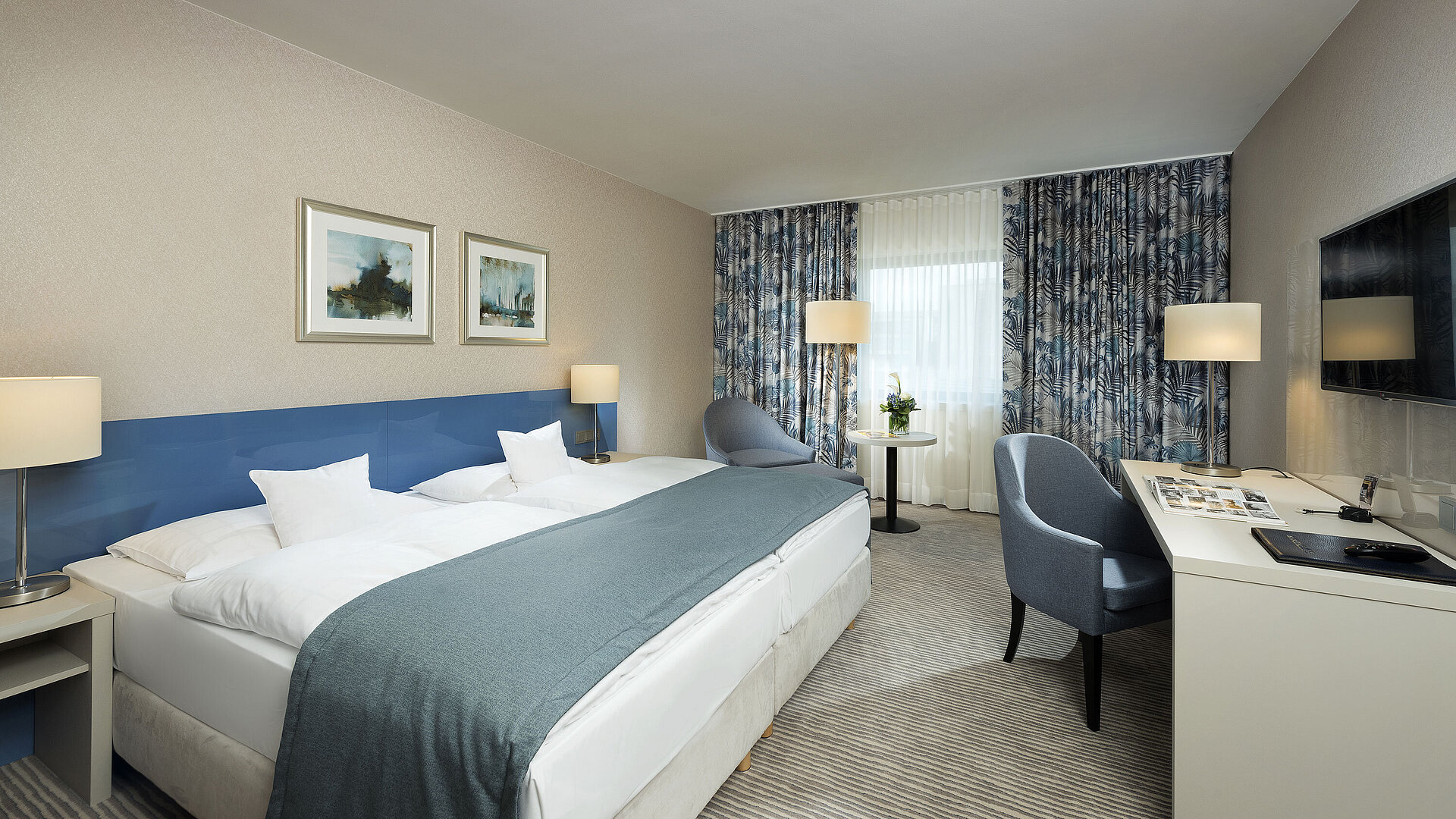 Superior Zimmer Superior Zimmer im Maritim Hotel Bonn mit stilvollem Design, gemütlichen Betten, modernem Schreibtisch und komfortabler Sitzecke