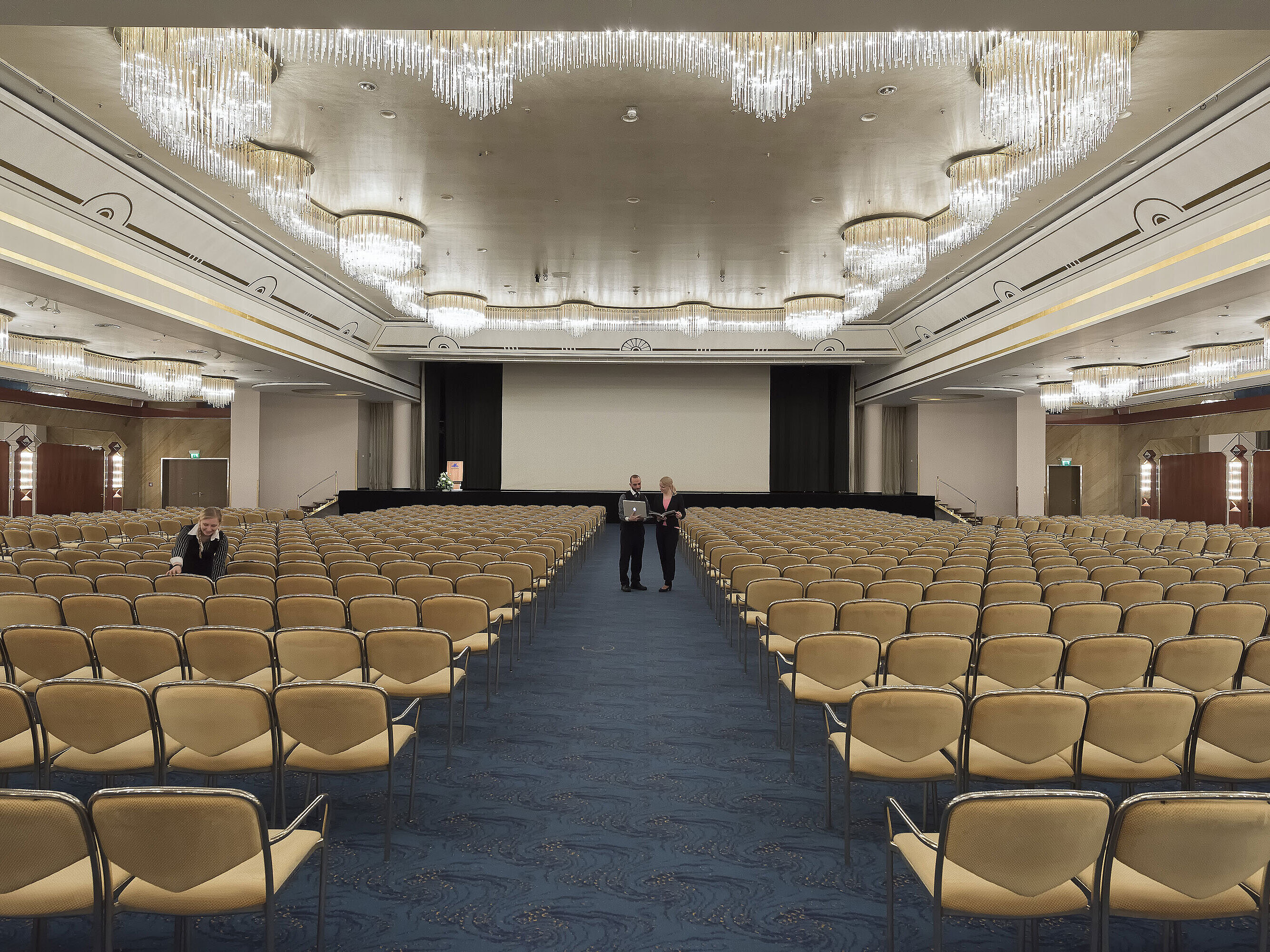 Saal Maritim Eleganter Festsaal mit Kristalllüstern, Reihenbestuhlung und großer Bühne im Maritim Hotel Hannover.