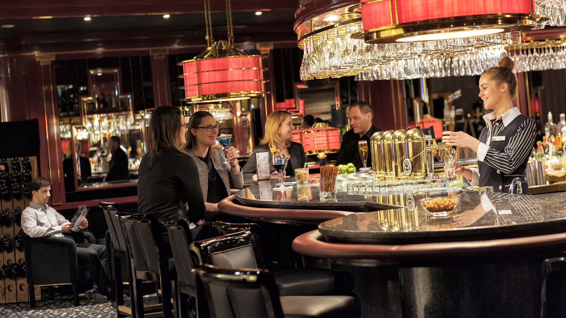 Pianobar Gäste genießen Cocktails und Gespräche in stilvoller Atmosphäre an der Bar im Maritim Hotel Ulm
