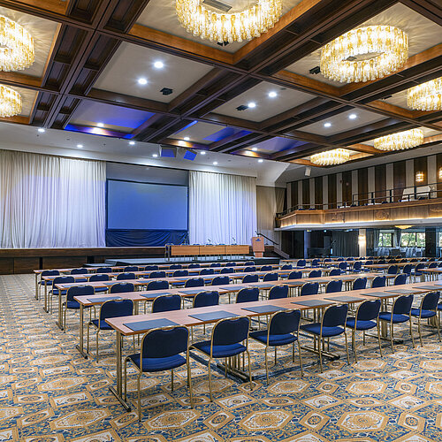 Saal Maritim Großer Saal mit Bühne, Leinwand und Reihenbestuhlung im Maritim Hotel Travemünde