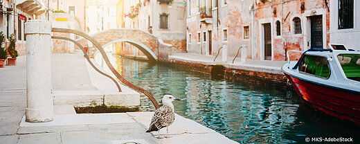 Blick auf eine einladende Wasserstrasse Venedigs packliste-staedtetrip-kurztrip