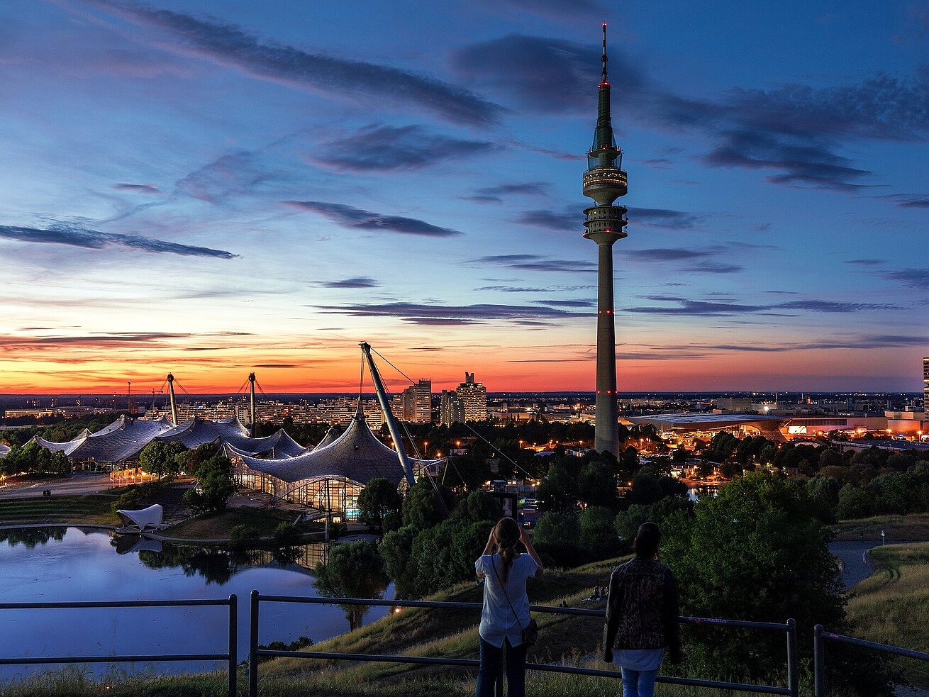 Olympiapark München Blick über den Olympiapark München mit Olympiaturm und Stadtpanorama bei Abenddämmerung