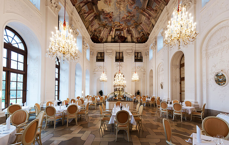 Restaurant "Apollo Saal" Eleganter Apollo Saal im Maritim Hotel Fulda mit Kronleuchtern, Freskendecke und stilvoll gedeckten Tischen.