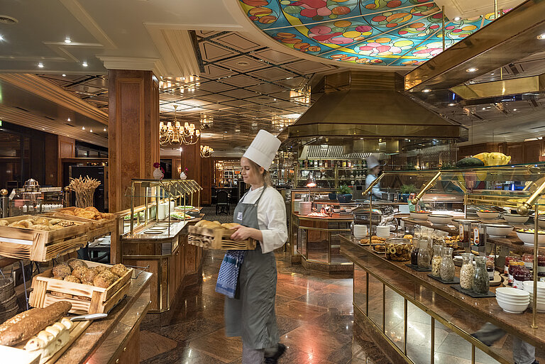 Brasserie Restaurant Frühstücksbuffet im Maritim Hotel Bremen mit frischen Brötchen,Brot und Auswahl an Frühstücksspeisen,betreut von einer Köchin