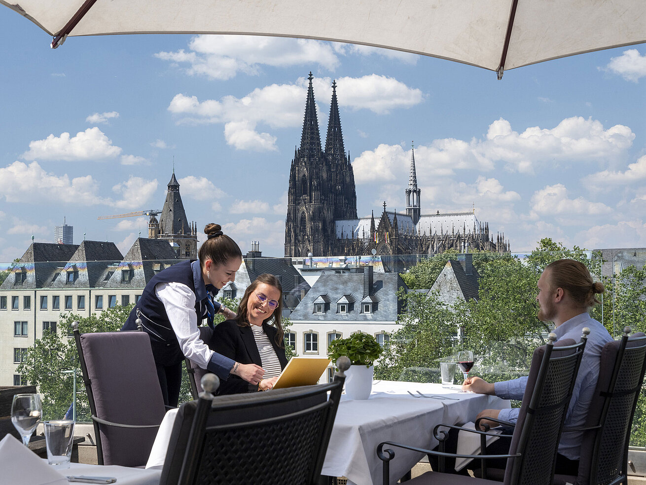 Dachterrasse Gäste genießen den Service auf der Dachterrasse des Maritim Hotels Köln mit Blick auf den Kölner Dom und die Altstadt.