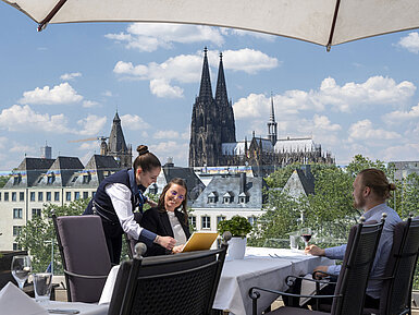 Dachterrasse Gäste genießen den Service auf der Dachterrasse des Maritim Hotels Köln mit Blick auf den Kölner Dom und die Altstadt.