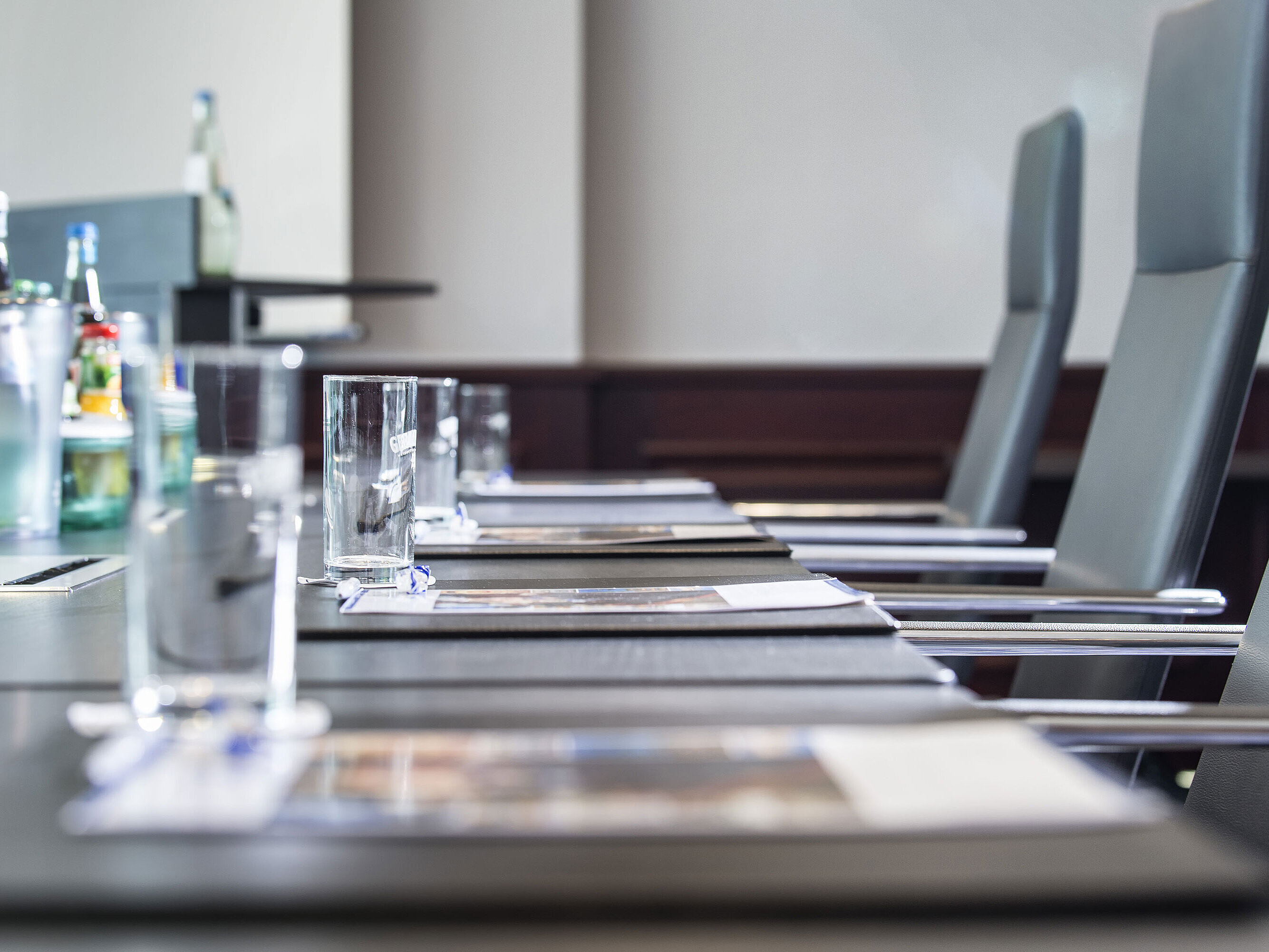 Tagungsraum Nahaufnahme eines stilvoll gedeckten Konferenztischs mit Gläsern und Schreibunterlagen im Maritim Hotel Hannover.