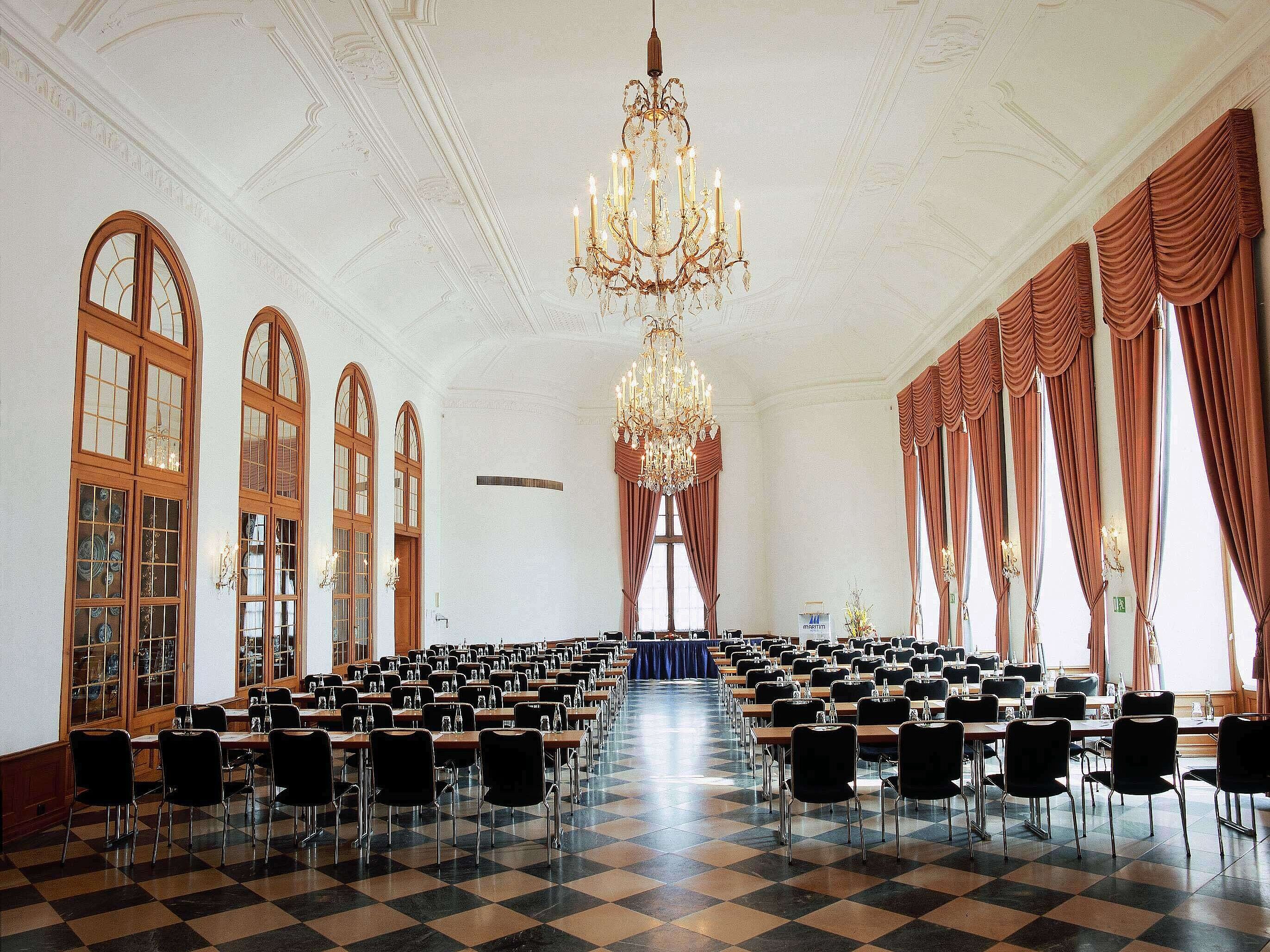 Gelber Saal Eleganter Veranstaltungsraum im Maritim Hotel Fulda mit Kronleuchtern, hohen Fenstern und stilvoller Bestuhlung für Events.