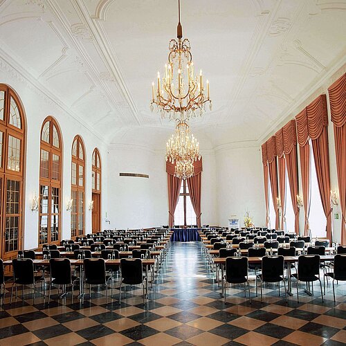 Gelber Saal Eleganter Veranstaltungsraum im Maritim Hotel Fulda mit Kronleuchtern, hohen Fenstern und stilvoller Bestuhlung für Events.