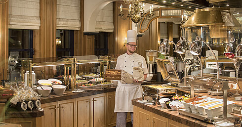 Restaurante "Rôtisserie" Frühstücksbuffet Frühstücksbuffet im Restaurant "Rôtisserie" im Maritim Hotel Bonn mit einer Auswahl an Speisen und einem freundlichen Koch.
