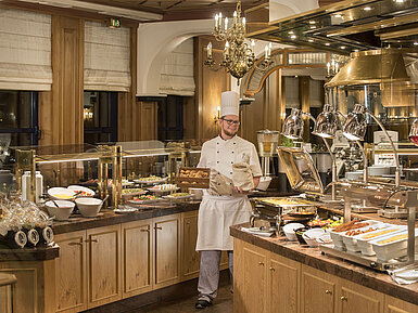 Restaurante "Rôtisserie" Frühstücksbuffet Frühstücksbuffet im Restaurant "Rôtisserie" im Maritim Hotel Bonn mit einer Auswahl an Speisen und einem freundlichen Koch.