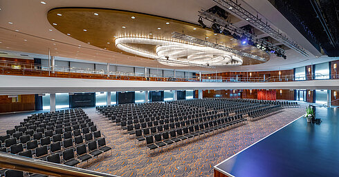 Saal Maritim Großer Festsaal mit Bühne, Empore und modernem Lichtdesign im Maritim Hotel Düsseldorf