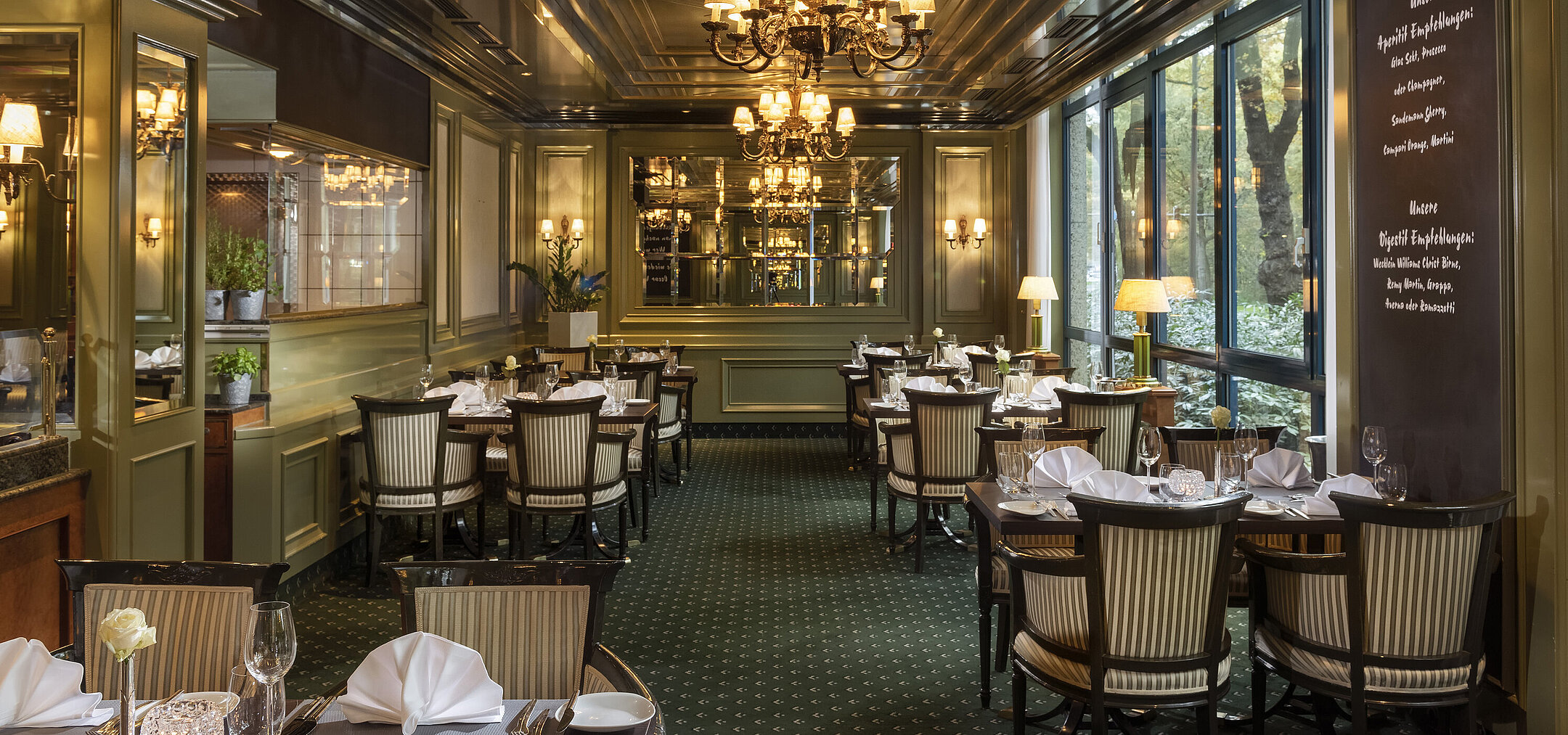 L'Echalote Restaurant Elegantes Restaurant L'Echalote im Maritim Hotel Bremen, stilvolle Einrichtung und gedeckte Tische für ein gehobenes Dinner.