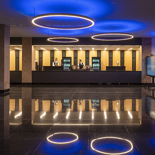Bar Stilvolle Hotelbar im Maritim Hotel Ingolstadt mit modernen Lichtinstallationen und freundlichem Service.