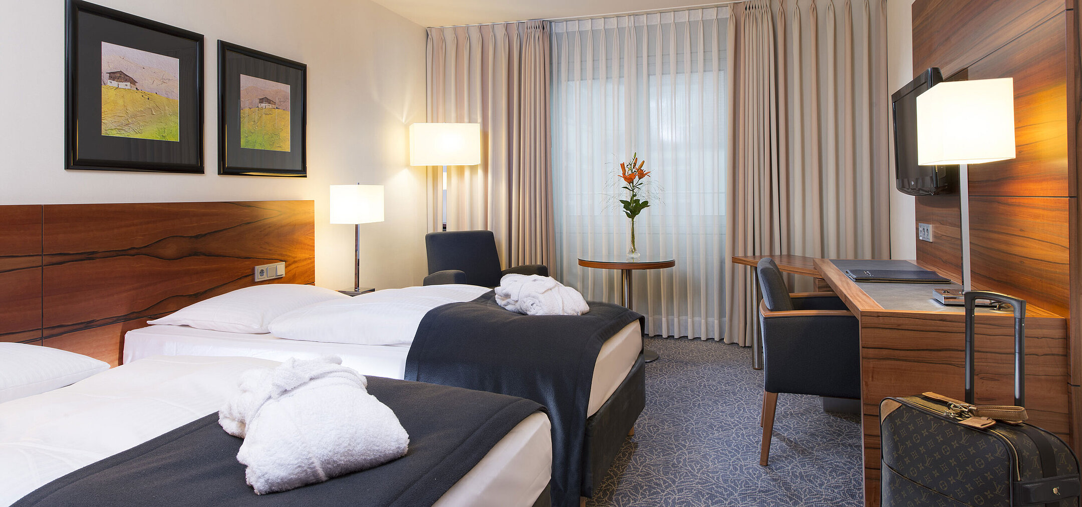 Superior Zimmer Komfortables Zweibettzimmer im Maritim Hotel München. Mit getrennten Betten, Schreibtisch, TV und Sitzbereich am Fenster.
